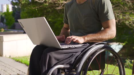 Behinderte-Person,-Die-Draußen-Mit-Laptop-Arbeitet.